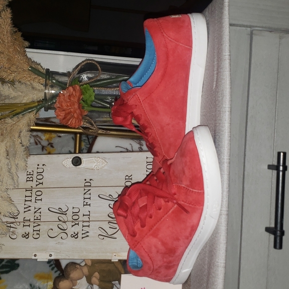 Ugg shoes - Picture 1 of 7